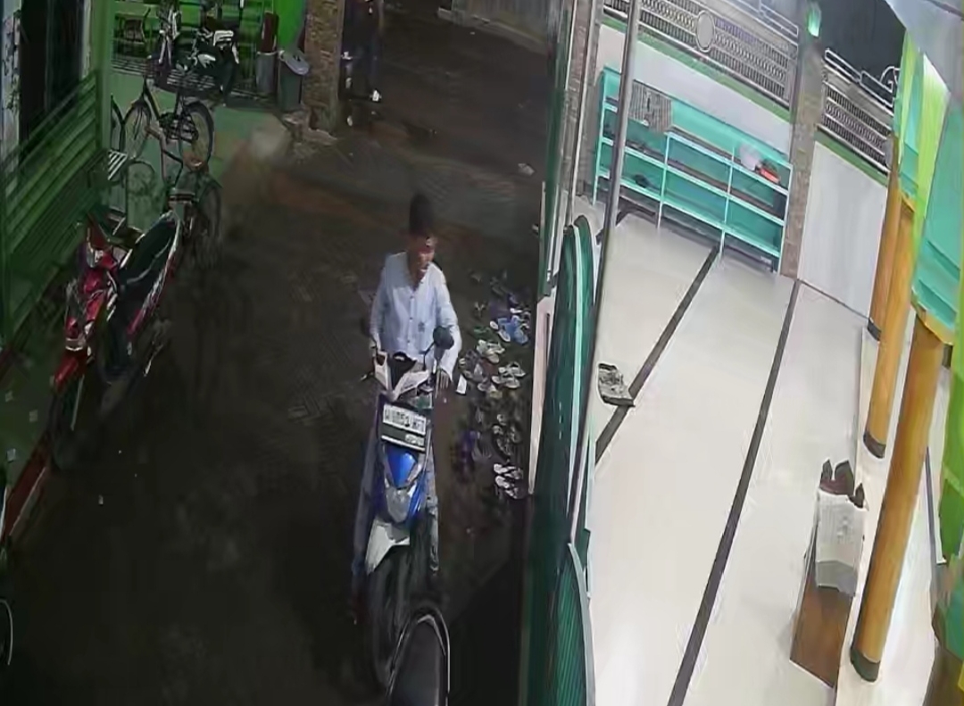 Tangkapan layar CCTV saat pelaku menggasak motor korban