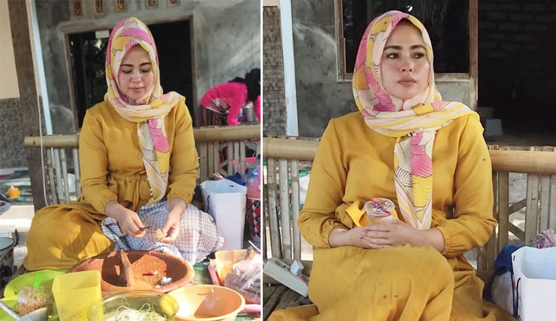 Rummiyati sedang melayani pembeli di kedainya.