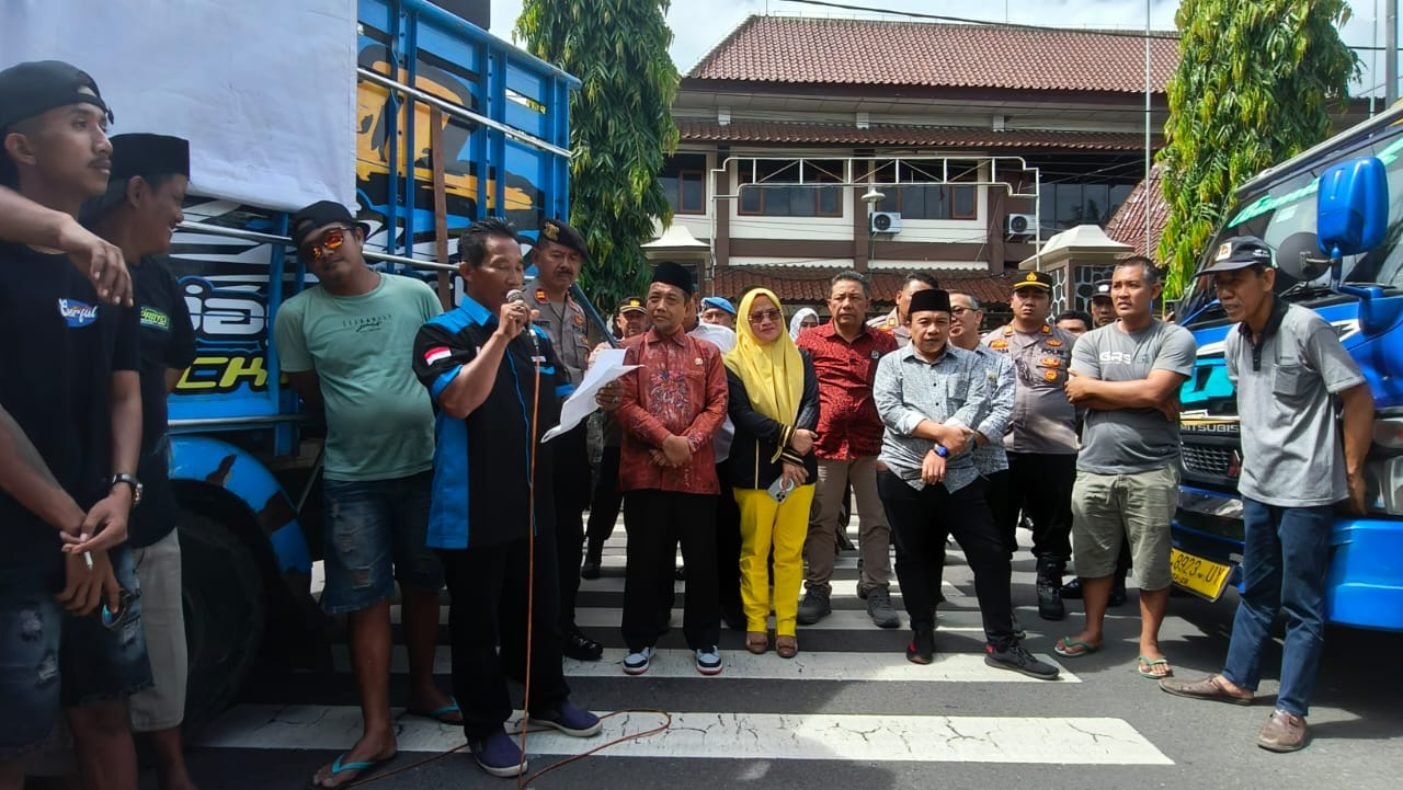 Anggota DPRD Trenggalek Dengar Aspirasi Supir Truk Terkait Aturan ODOL dan Pungli