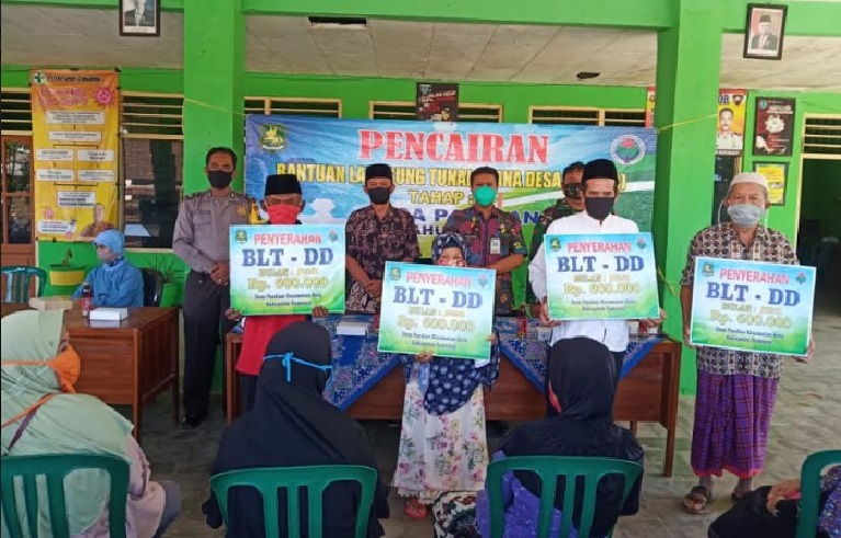 Warga Desa Pandian saat menerima BLT DD.