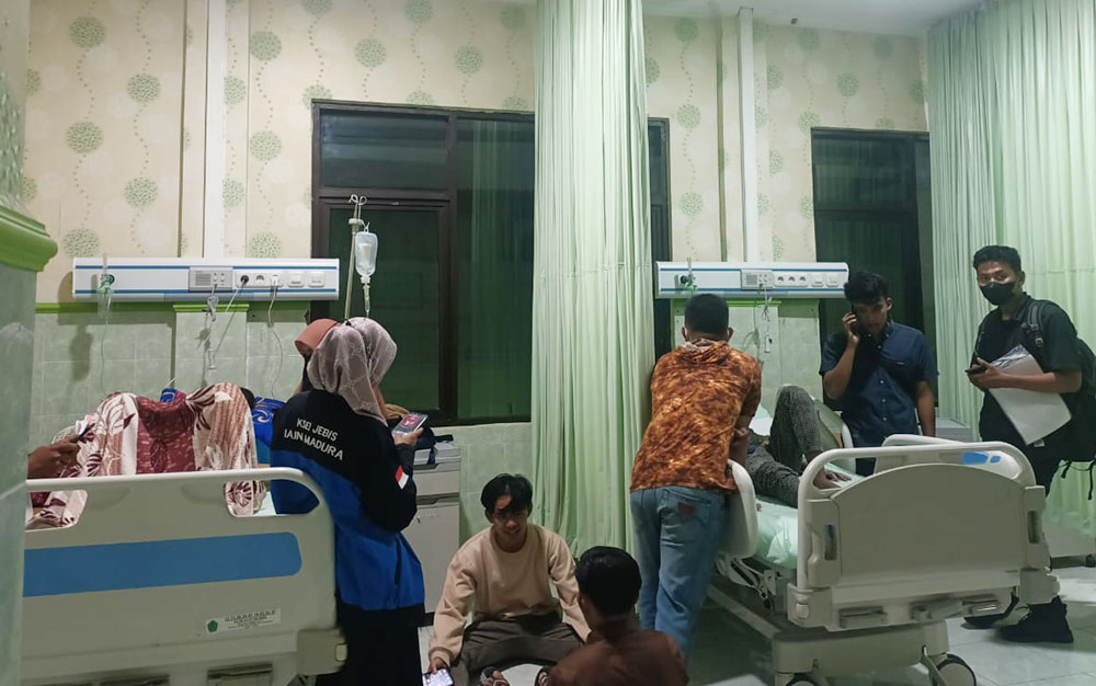 Mahasiswa IAIN Madura korban ledakan balon helium saat dirawat di RSUD Slamet Martodirdjo.