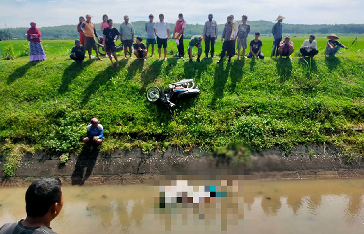 Seorang petani yang terjun ke Sungai Lodagung, Kabupaten Blitar, dan tewas tenggelam.