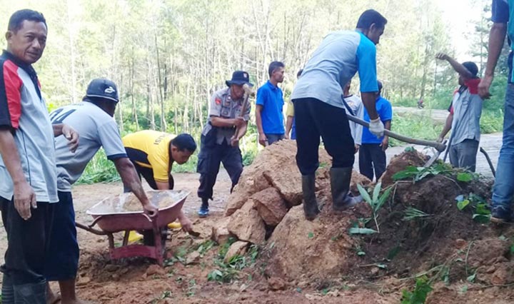 Gotong royong lintas sektoral saat evakuasi tanah longsor di Ngrayun.