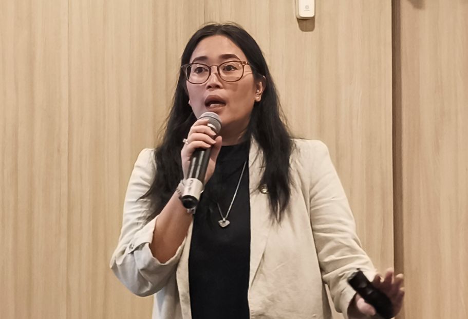 Kepala OJK Kediri, Ismirani Saputri saat menyampaikan paparan. Foto: Muji Harjita/BANSGAONLINE