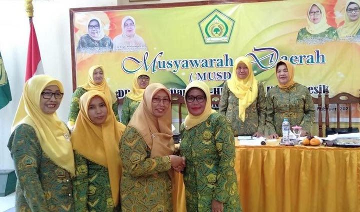 Sri Rahayu Ahmad Nurhamim (dua dari kanan) mendapatkan ucapan selamat usai terpilih. foto: ist.
