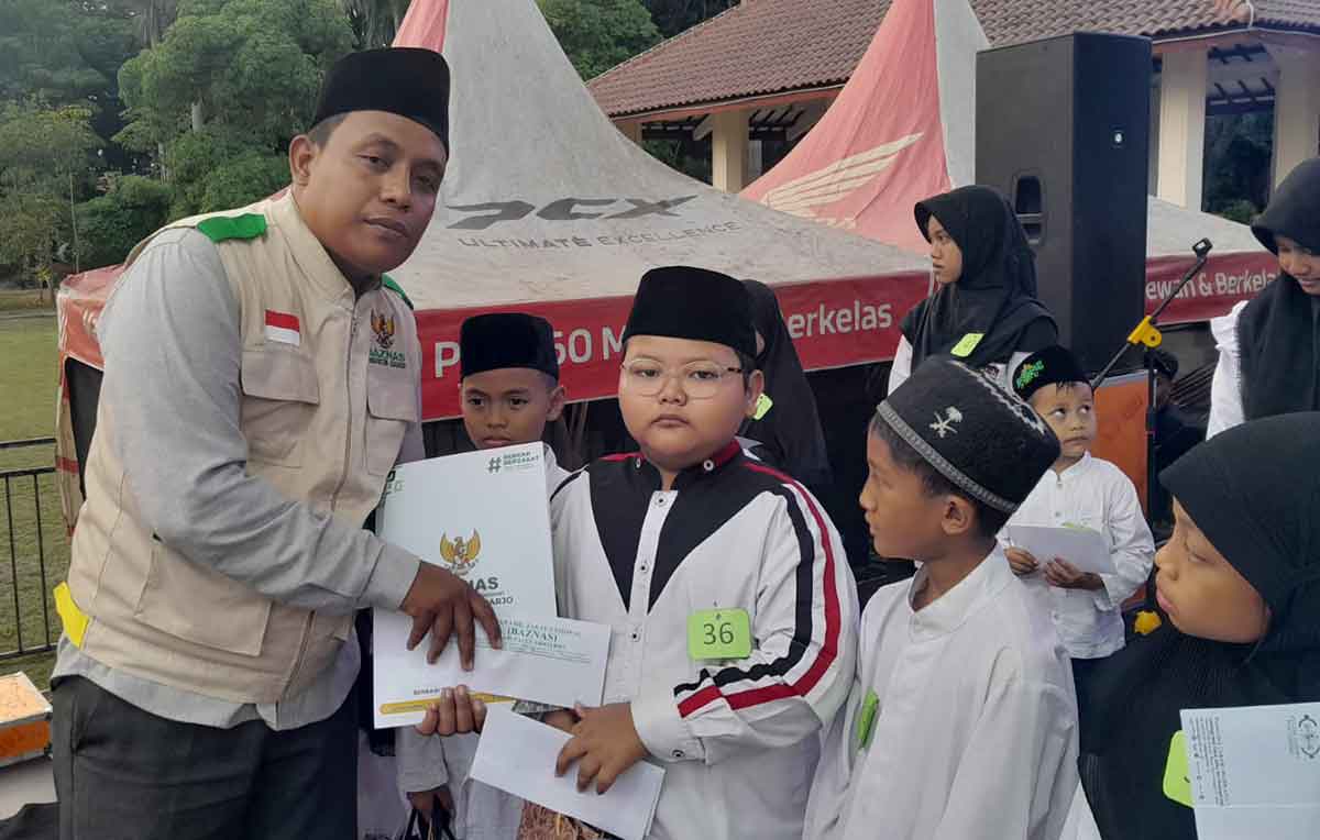 Perwakilan Baznas Sidoarjo, Shofwan, saat menyerahkan santunan di Santri Fair 2023. Foto: Ist