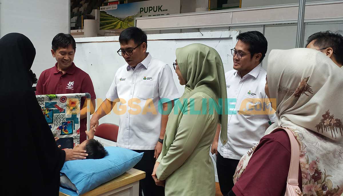 Dirut Petrokomia, Gresik Daconi Khotob, ketika menyapa peserta khitan. Foto: SYUHUD/BANGSAONLJNE