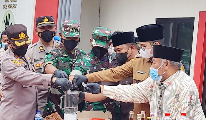 Kapolres Bangkalan AKBP Alith Alarino, S.I.K. bersama Bupati dan Forpimda serta Ketua MUI Bangkalan secara bersamaan memasukkan sabu-sabu ke dalam gelas blender untuk dihancurkan.