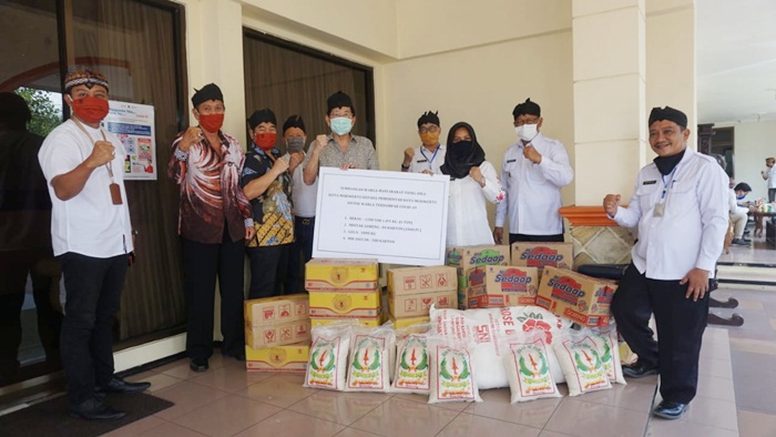 Penyerahan bantuan dari perwakilan warga Tionghoa ke Wali Kota Mojokerto.