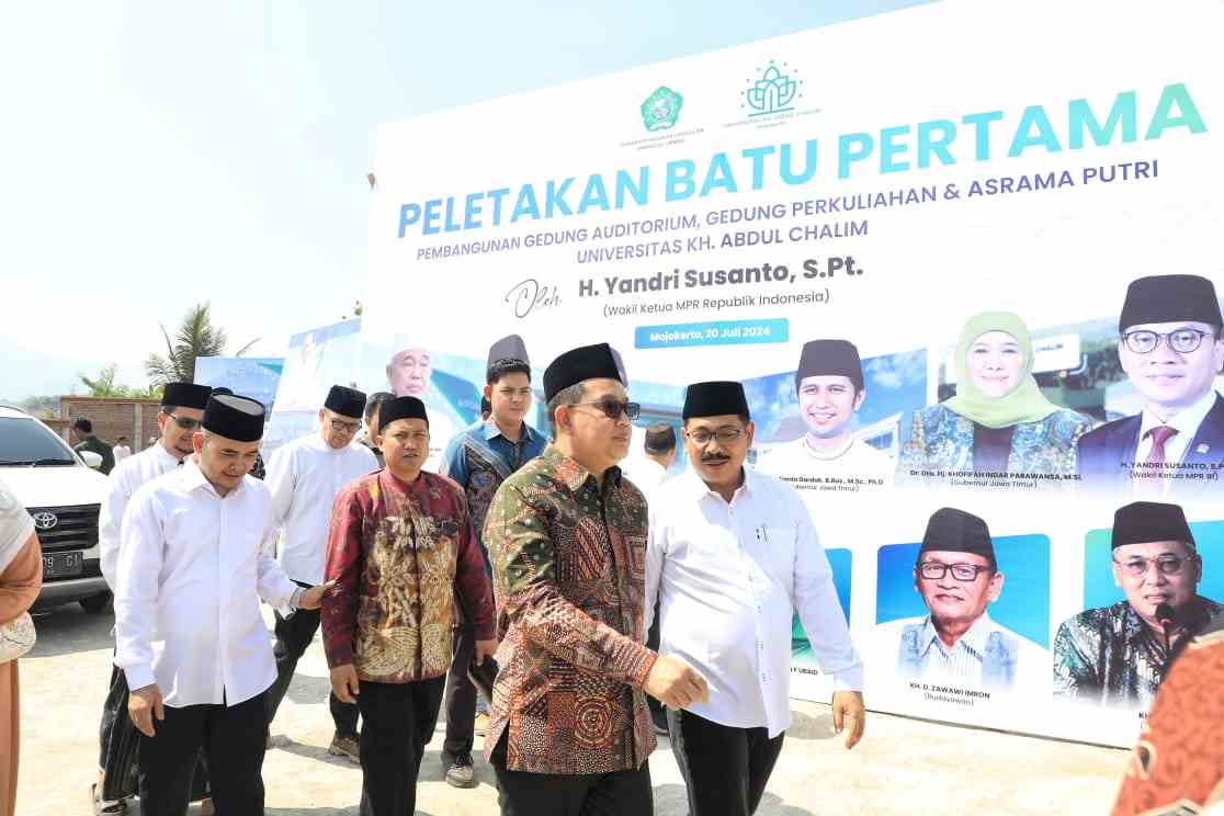 Penjabat (Pj) Gubernur Jawa Timur Adhy Karyono saat menghadiri grounbreaking gedung auditorium Universitas KH. Abdul Chalim (UAC) Pacet Mojokerto, Sabtu (20/7/2024). Foto: devi