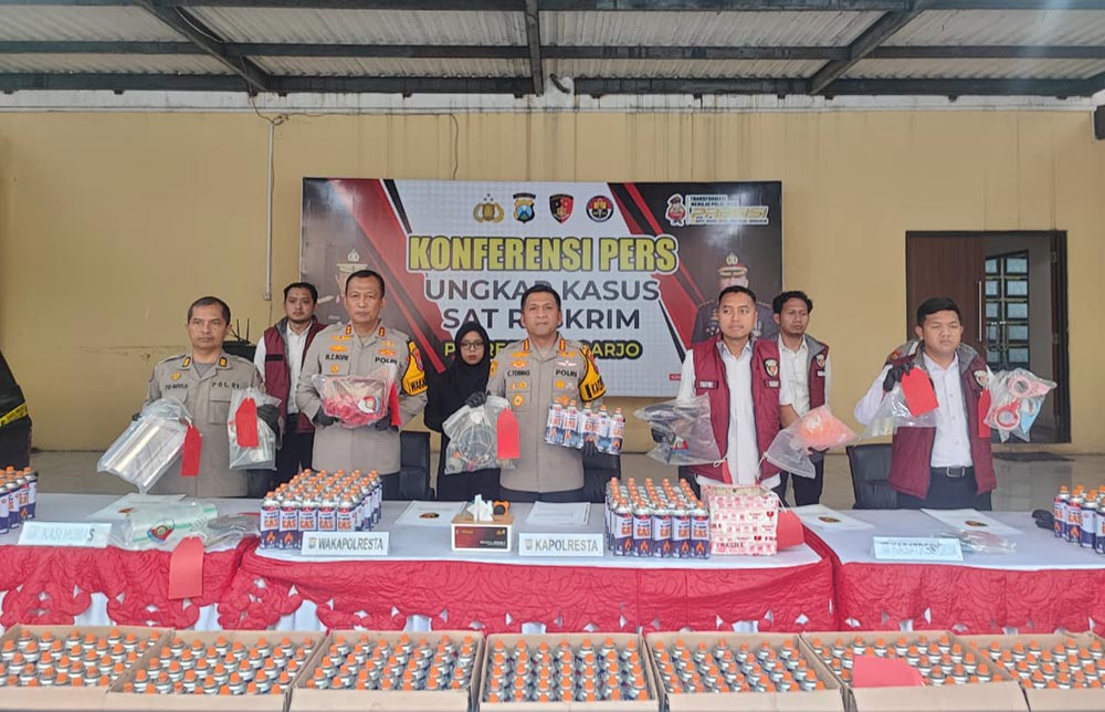 Kapolresta Sidoarjo, Kombespol Christian Tobing (tengah), memimpin ungkap kasus praktik ilegal pengoplosan liquid petroleum gas (LPG) subsidi ukuran 3 kilogram ke dalam tabung gas portabel.