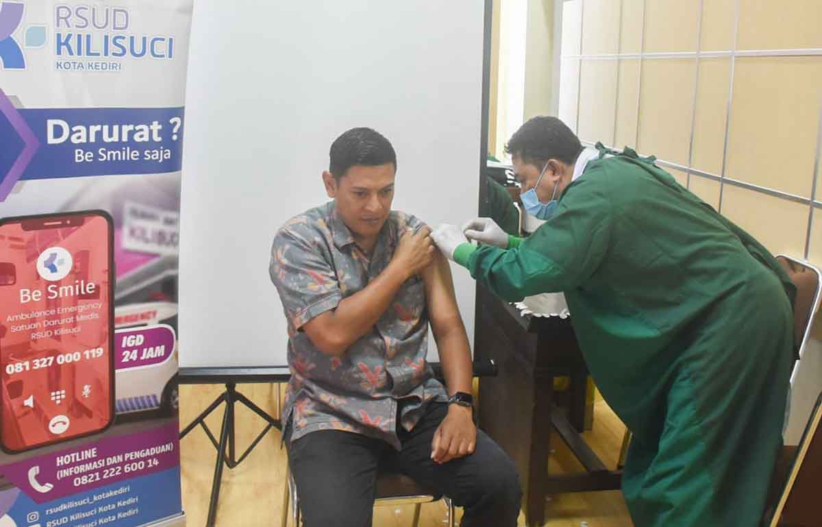 Wali Kota Kediri, Abdullah Abu Bakar, saat menerima vaksin booster. Foto: Ist