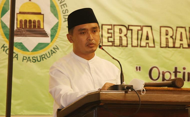 Wakil Wali Kota Pasuruan Adi Wibowo memberikan sambutan saat pelantikan pengurus DMI Kota Pasuruan.
