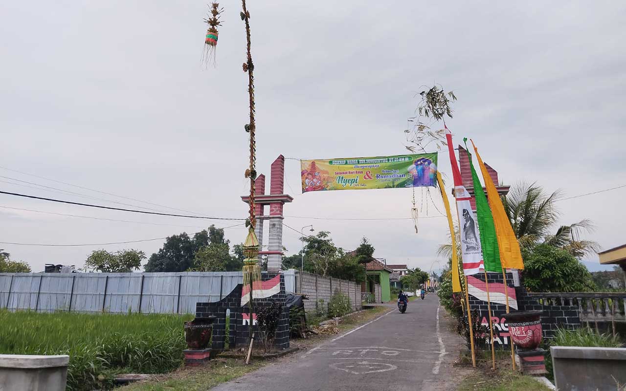 Warga Desa Pasirharjo, Kecamatan Talun, Kabupaten Blitar tak menggunakan speaker saat salat tarawih.