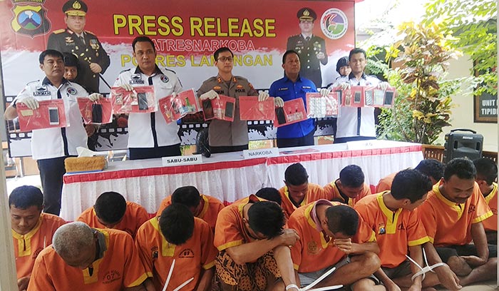 Kapolres Lamongan AKBP Harun didampingi Kasatreskoba Iptu Ahmad Khusen saat rilis pers.