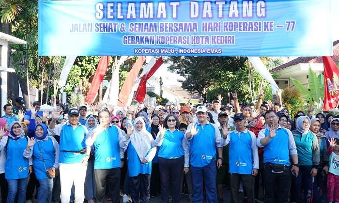 Pj Wali Kota Kediri Zanariah saat mengikuti jalan sehat Hari Koperasi ke-77. Foto: Ist.