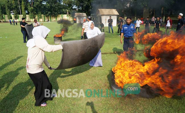 Santri dan pengurus pondok sangat antusias dalam memadamkam api. foto: rony suhartomo/ BANGSAONLINE