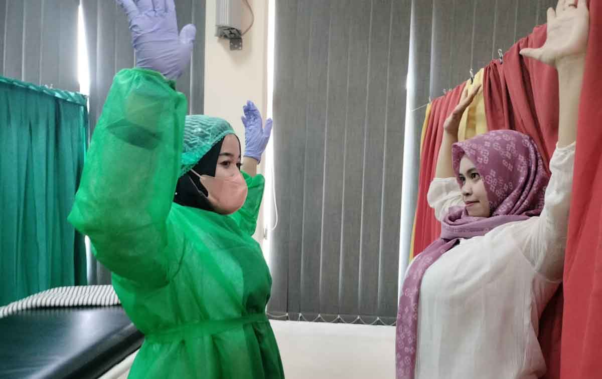 Pemeriksaan yang dilakukan perawat kepada salah satu pasien di Kota batu.