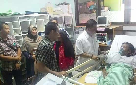 JENGUK: Kadiv Humas Mabes Polri Irjen Pol Anton saat menjenguk Tosan, di RS dr Saiful Anwar (RSSA) Malang, Minggu (4/10). Foto dtc
