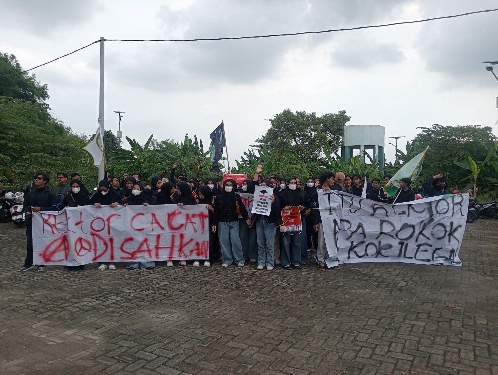 Mahasiswa Unuba saat menggelar aksi demo