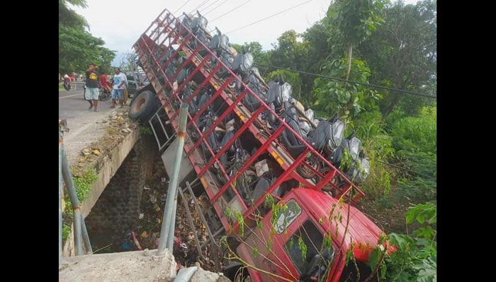 Truk kontainer yang mengangkut puluhan motor Yamaha Nmax nyungsep di Jembatan Curahoser, Desa Sumberanyar, Kecamatan Wongsorejo, Banyuwangi, Jumat (29/1/2021) siang.