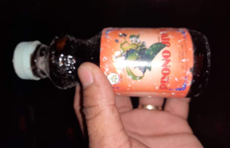 Jamu pegel linu merk Prono Jiwo yang diduga belum terdaftar di BPOM. foto: Erwin Yudianto/ BANGSAONLINE.com