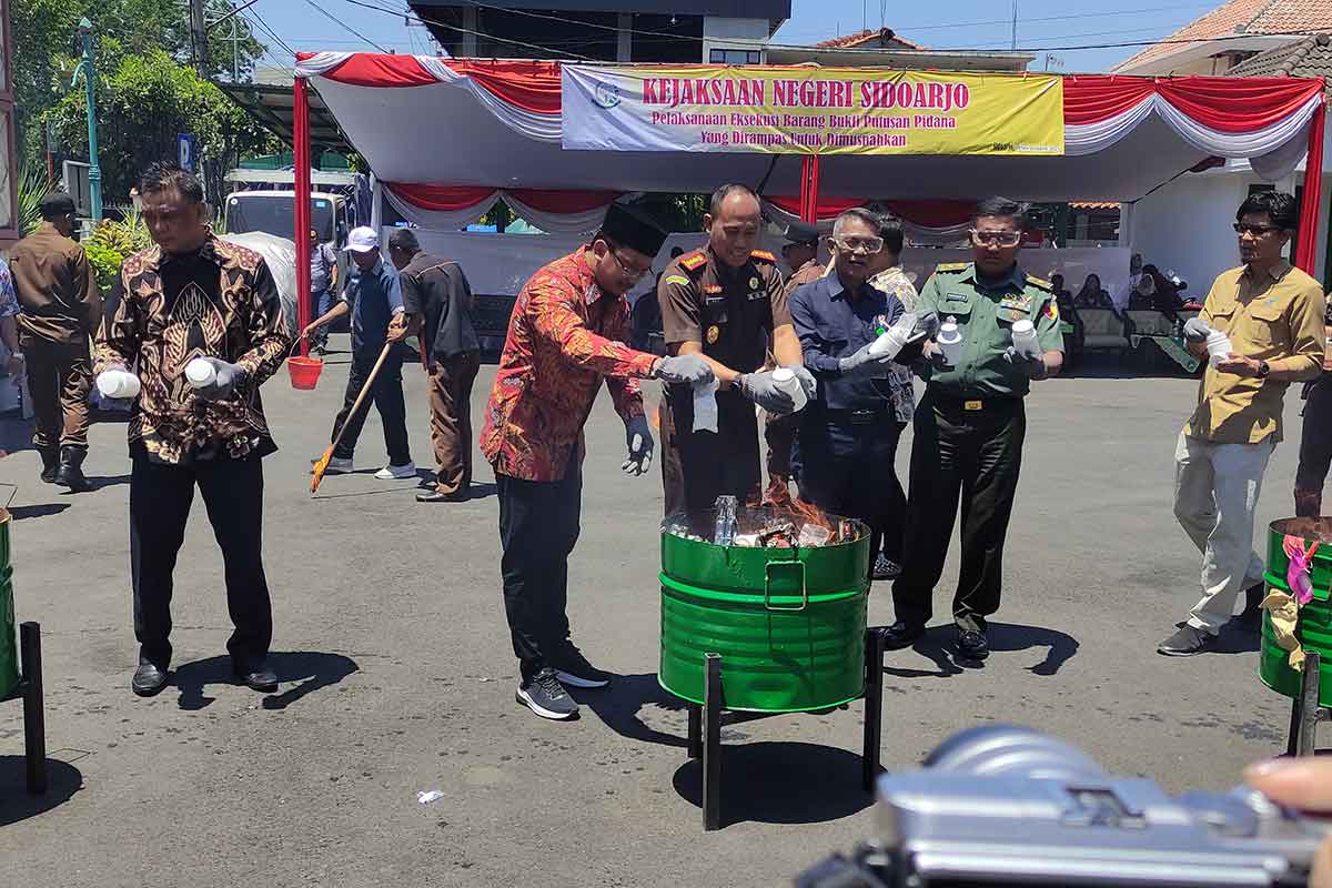 Bupati Sidoarjo bersama Kejari saat memusnahkan barang bukti berupa narkoba dan Senjata Api di halaman kantor kejari setempat.