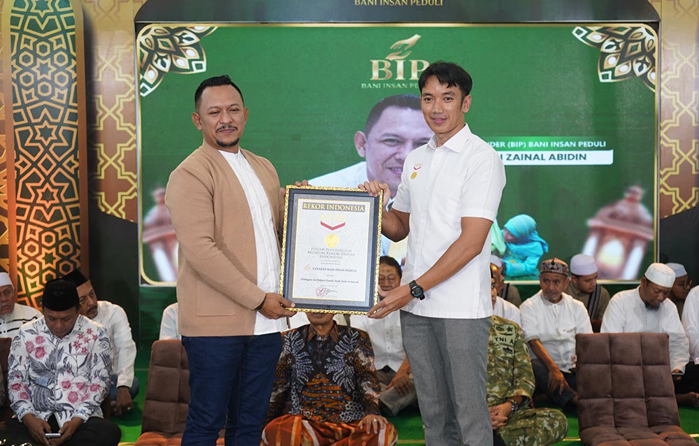 Founder Yayasan Bani Insan Peduli, Ali Zainal Abidin, saat menerima piagam penghargaan Rekor Muri.