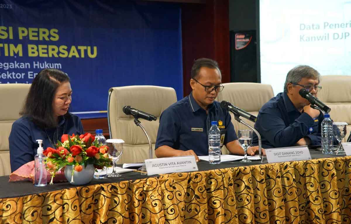 Kakanwil DJP Jatim II, Agustin Vita Avantin (kiri), saat memberikan penjelasan soal program PSA. Foto: Ist