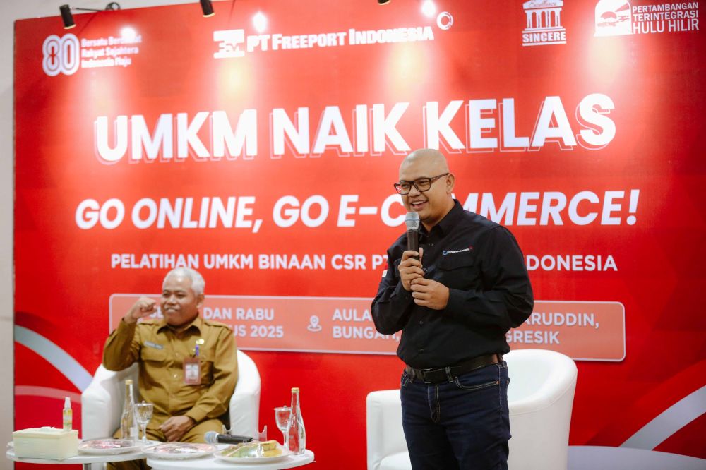 Vice President External Affairs Smelter PTFI Erika Silva (kanan) bersama Asisten II Bidang Perekonomian dan Pembangunan Pemkab Gresik Misbahul Munir membuka pelatihan digital “UMKM Naik Kelas” di Universitas  Qomaruddin. FOTO: ist.