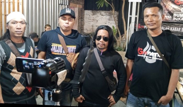 Sekretaris PAC PDIP Kebomas, Mega Bagus Saputra (berkacamata) usai mengikuti deklarasi bumbung kosong di Kecamatan Bungah. Foto: Ist.