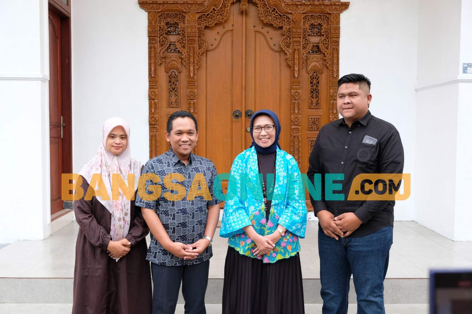 Suasana hangat saat Indah Amperwati besilaturahmi ke kediaman Thoriqul Haq. Foto: Imron Ghozali/BANGSAONLINE