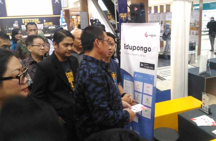 Panitia Festival Malang Mbois saat menjelaskan tentang stand pameran kepada awak media. foto: IWAN I/ BANGSAONLINE