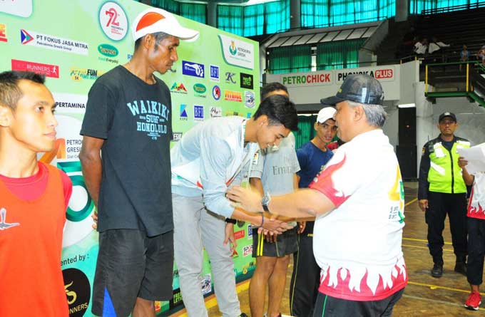 Direktur Utama PG Nugroho Christijanto saat menyerahkan medali kepada pemenang. foto: SYUHUD/ BANGSAONLINE
