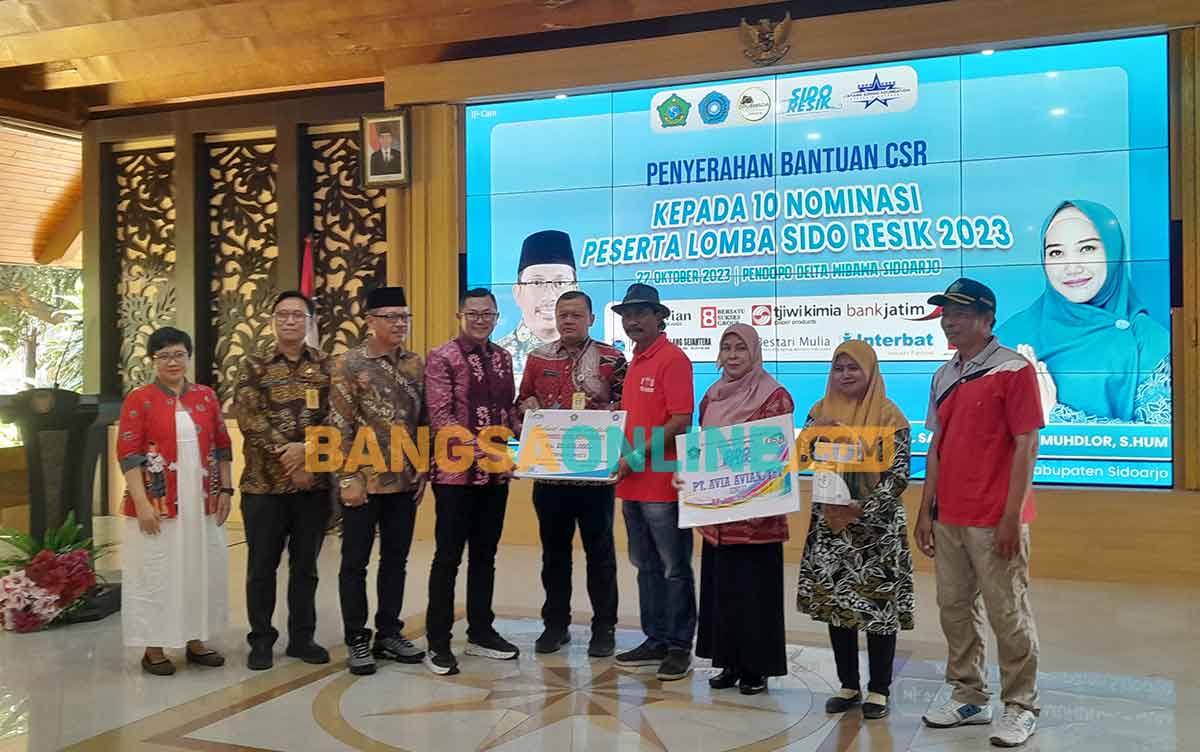 Penyerahan CSR kepada desa 10 besar Sidoresik 2023 di Pendopa Delta Wibawa. Foto: MUSTAIN/BANGSAONLINE
