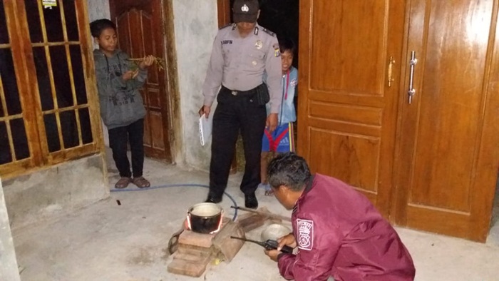 Gas yang keluar dari dalam rumah warga sedang dipaka untuk memasak. 