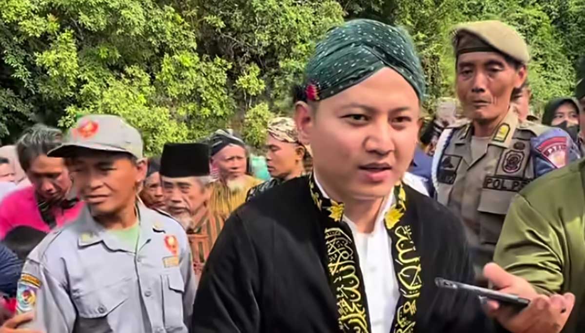 Bupati Trenggalek saat hendak melarung kepala kerbau di Dam Bagong.