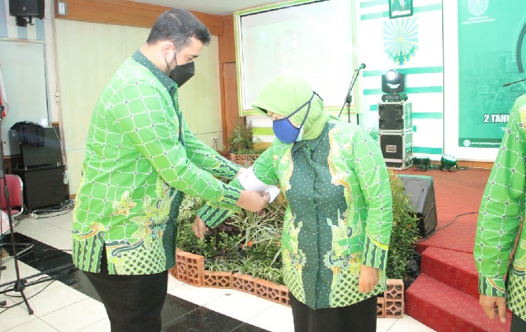 Wali Kota Habib Hadi menyematkan handbag kepada perwakilan tiga Kepala OPD sebagai bentuk cinta pada Kota Probolinggo.