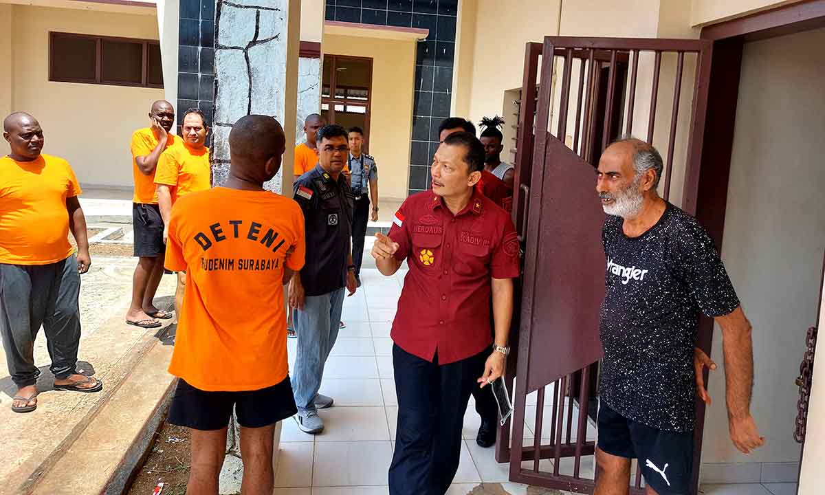 Petugas bersama sejumlah pengungsi di Apartemen Sederhana Rusunawa Desa Jemundo, Sidoarjo.
