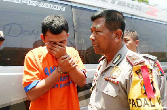 Tersangka Mukti Raharjo yang mengaku terdesak kebutuhan ekonomi sehingga menggelapkan setoran uang mobil rental ketika di Mapolsek Buduran. foto: catur andy erlambang/BANGSAONLINE