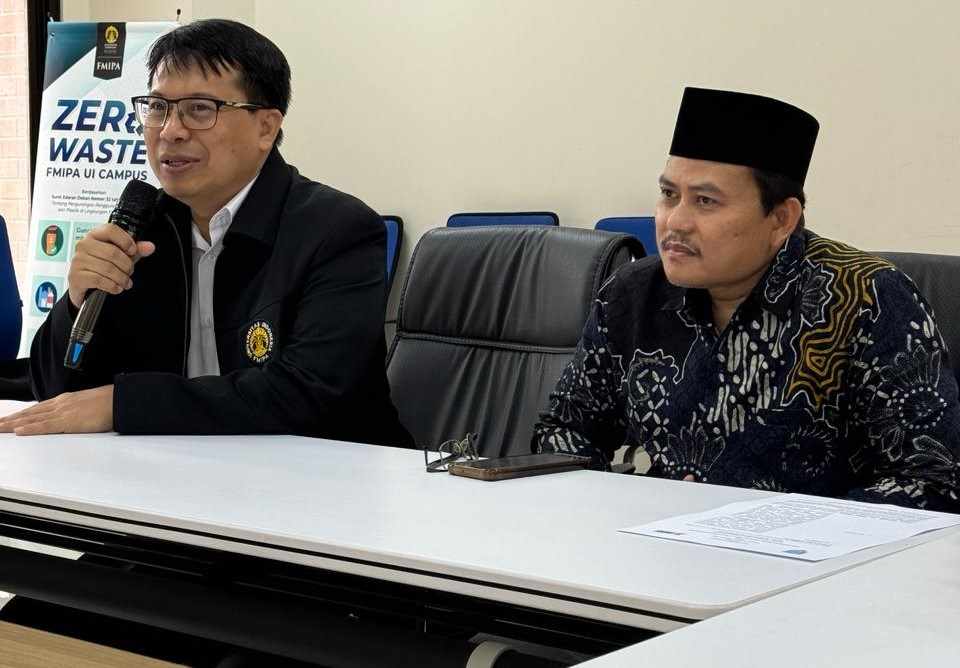 Prof. Dede Djuhana, Ph.D (kiri) dan KH Khariri Makmun (kanan). Foto: bangsaonline