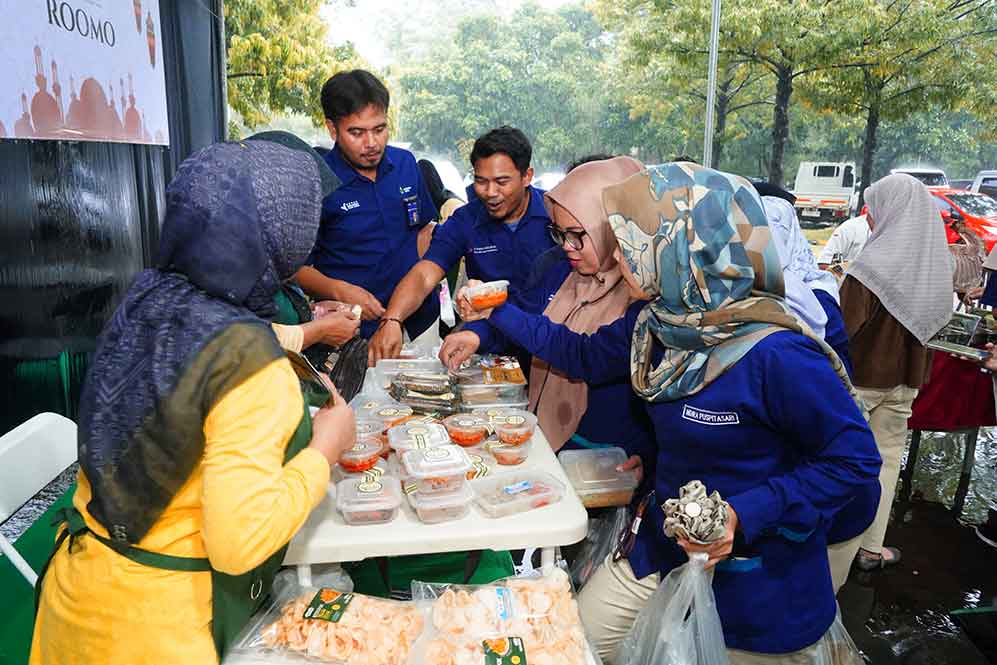 Insan Petrokimia Gresik saat menyerbu dagangan UMKM di Bazar Ramadhan Lontar 2026. (Ist)