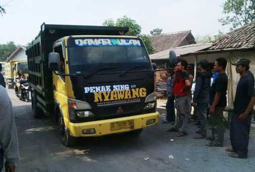 CEGAT- Aksi warga yang melarang truk keluar-masuk lokasi galian C. (gunadhi/BANGSAONLINE)