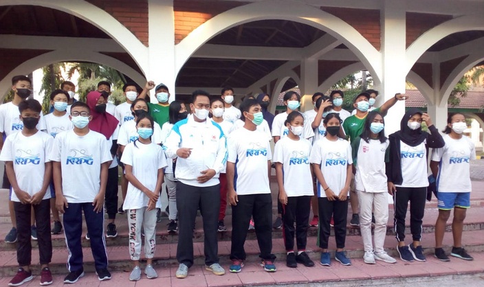 Atlet renang Gresik saat diberangkatkan pengurus KONI Gresik untuk ikuti Kejurda tahun 2021. Foto: SYUHUD/BANGSAONLINE.com
