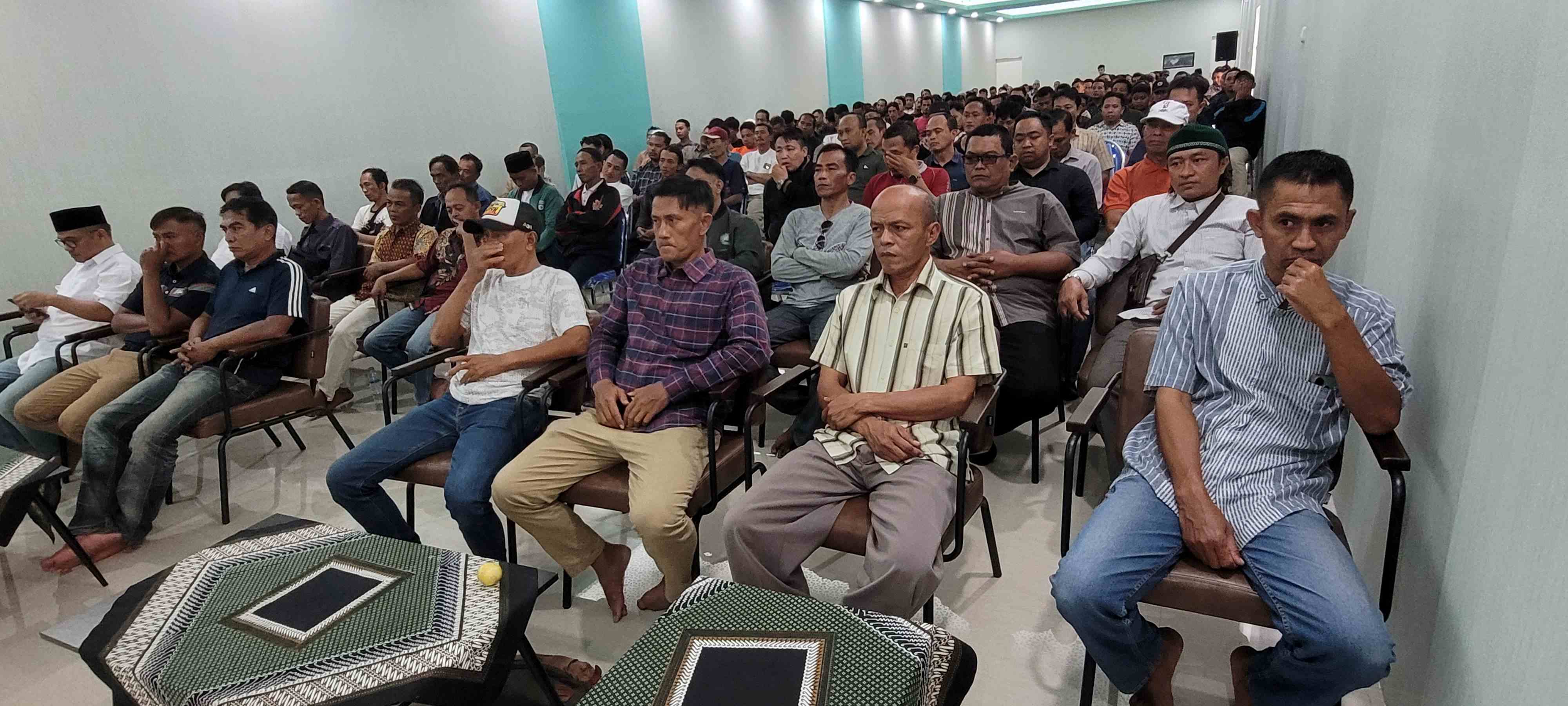 Para pecinta bola yang tergabung dalam klub-klub sepak bola dalam acarra Mubes atau Musyawarah Besar  di Aula Pascasarjana Universitas KH. Abdul Chalim, Pacet, Mojokerto, Jum’at (19/7/2024. Foto: bangsaonline
