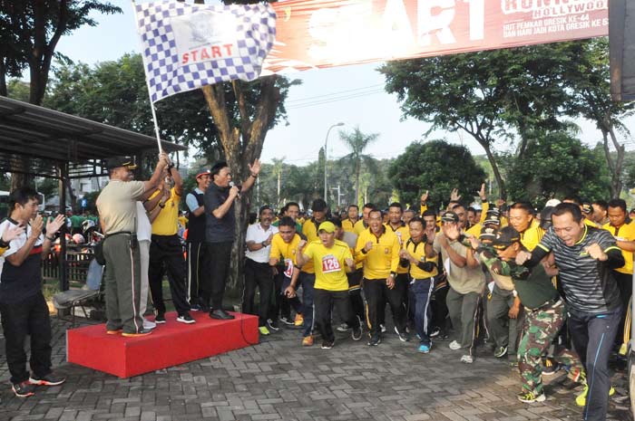 ?Bupati Gresik Sambari HR ketika melepas peserta trail run 10 km. Foto: Syuhud/BANGSAONLINE