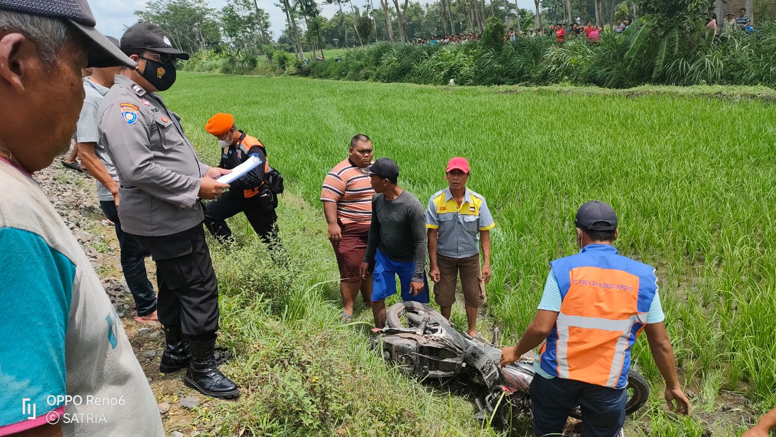 Petugas saat mengevakuasi sepeda motor korban yang masuk ke persawahan. foto: ist.