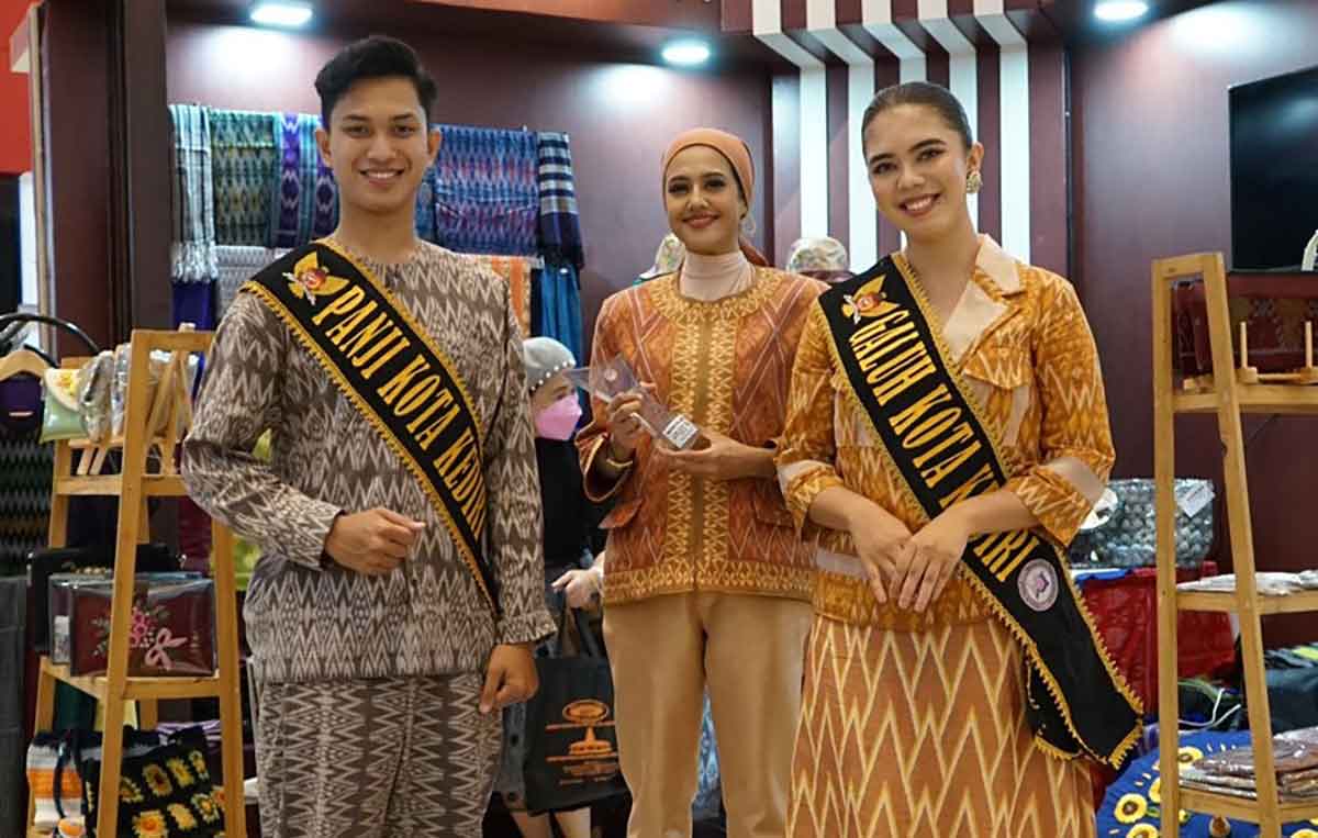 Bunda Fey Raih The Best Catwalk Lomba Fashion Show Busana Batik
