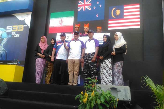 Wabup Yusuf Widyatmoko berasama Handoko Anggita anggota DPRD Banyuwangi dan Danlanal saat menyerahkan hadiah pada para pemenang. 