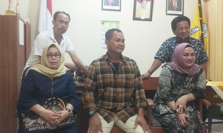 Panca Rahmadi Tengah diapit jajaran pengurus DPD Partai Golkar Trenggalek. foto: HERMAN/ BANGSAONLINE